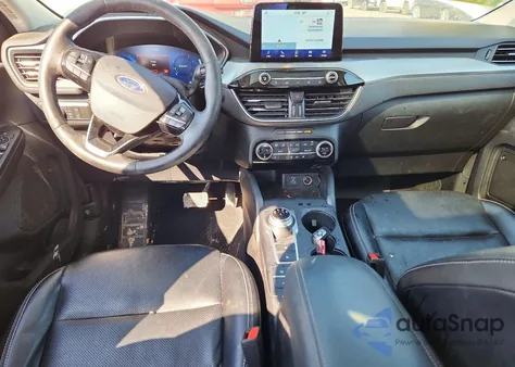 2021 Ford Escape Titanium z USA, uszkodzony, nr VIN 1FMCU9J94MUB35737